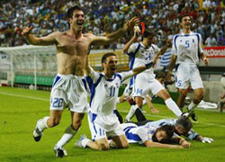 I giocatori greci corrono verso i sostenitori